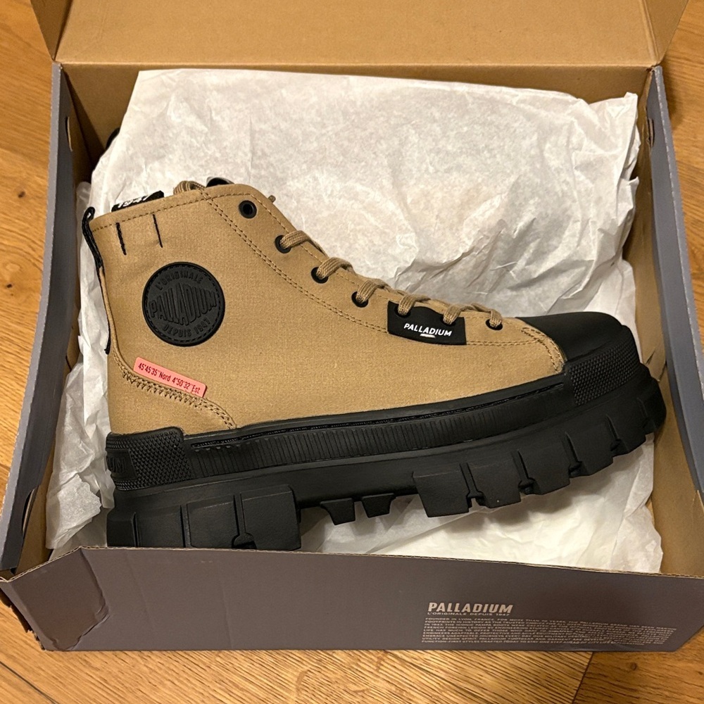 Palladium NIB Revolt HI TX Woman’s Olive Boot size 10